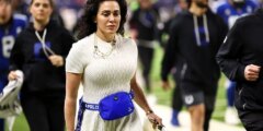 يقول شين ستيتشن إن دانييل جونز لن يجلس على مقاعد البدلاء لكن المدرب والمدير العام كريس بالارد في ورطة